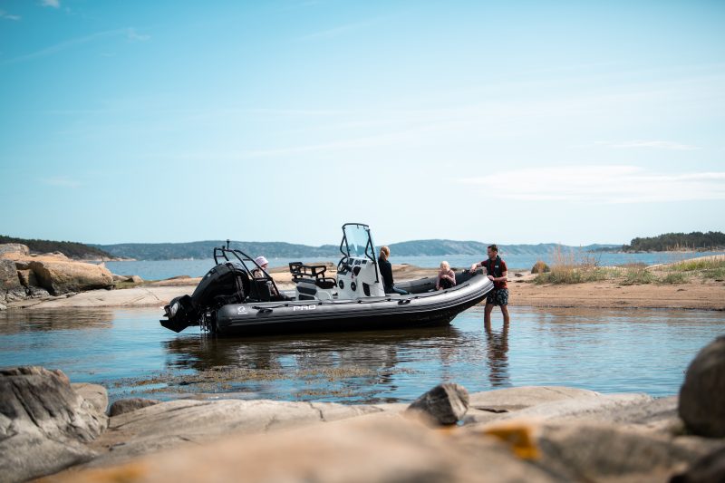 Achat Zodiac Pro Sa carène très réputée en a fait un modèle incontournable… Comme tous les autres Pro, il est 100% customisable : A vous de choisir votre console, vos sièges et vos accessoires en fonction de votre utilisation. Sa grande taille vous permettra d’emmener avec vous jusqu’à 16 personnes, et d’y installer un moteur de 250 CV pour des performances exceptionnelles. Nouveauté : le bolster spécial pêche avec sa tablette, son support de leurre et ses portes cannes, réalisé spécialement pour vos parties de pêche !