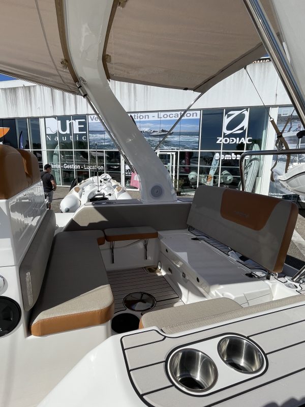 Découvrez le Zodiac Medline 7.5, un semi-rigide spacieux et élégant conçu pour des sorties en mer confortables et conviviales. Ce bateau polyvalent, reconnu pour sa maniabilité et son design moderne, est idéal pour des balades en famille ou entre amis. Il est équipé de nombreuses options de confort et de sécurité, garantissant des moments de détente en toute tranquillité. Points forts : Design moderne et ergonomique Grande capacité d'accueil Parfait pour des journées en mer ou au mouillage Disponible à la vente immédiatement, ce Zodiac Medline 7.5 est accompagné d'une place de port, offrant une opportunité rare pour les passionnés de nautisme.