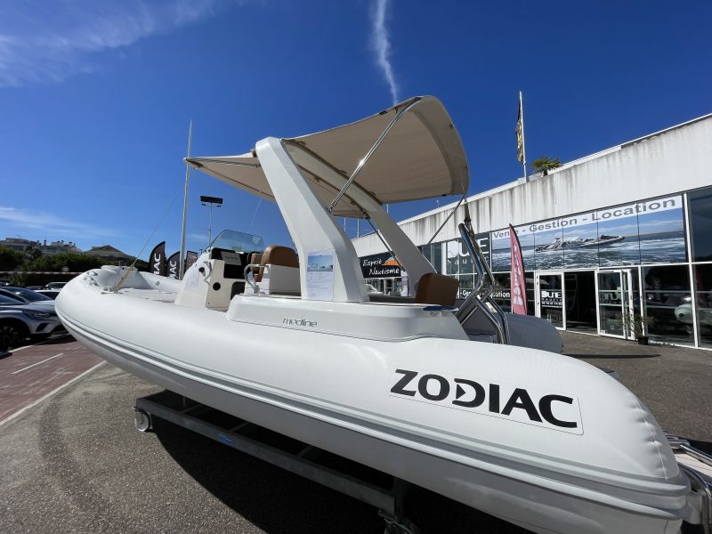 Découvrez le Zodiac Medline 7.5, un semi-rigide spacieux et élégant conçu pour des sorties en mer confortables et conviviales. Ce bateau polyvalent, reconnu pour sa maniabilité et son design moderne, est idéal pour des balades en famille ou entre amis. Il est équipé de nombreuses options de confort et de sécurité, garantissant des moments de détente en toute tranquillité. Points forts : Design moderne et ergonomique Grande capacité d'accueil Parfait pour des journées en mer ou au mouillage Disponible à la vente immédiatement, ce Zodiac Medline 7.5 est accompagné d'une place de port, offrant une opportunité rare pour les passionnés de nautisme.