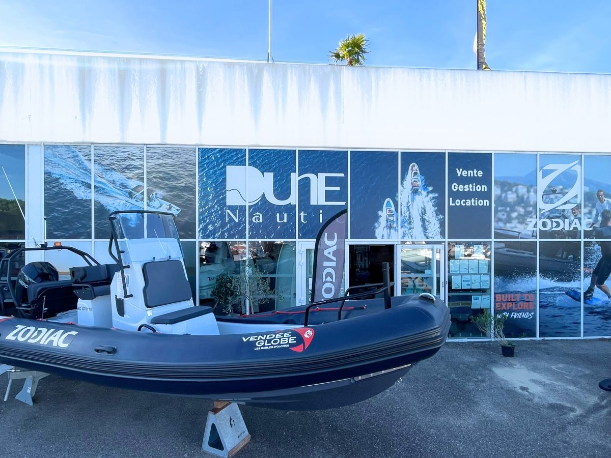 Vitrine Dune nautic Arcacon, concessionnaire Zodiac